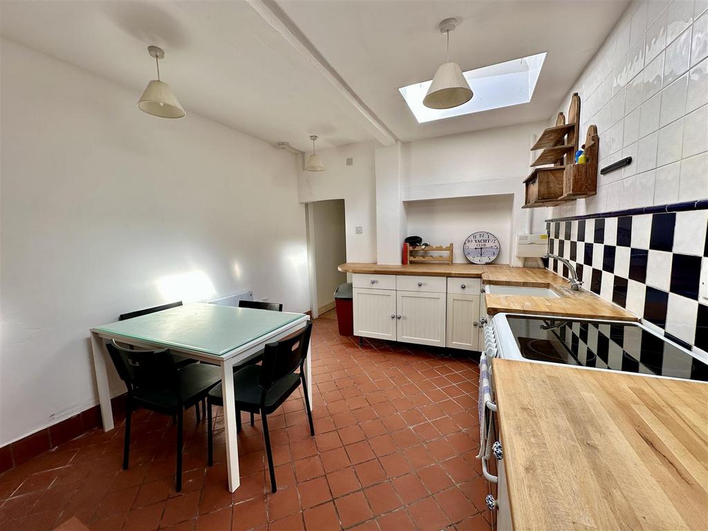 Kitchen/Dining Room: