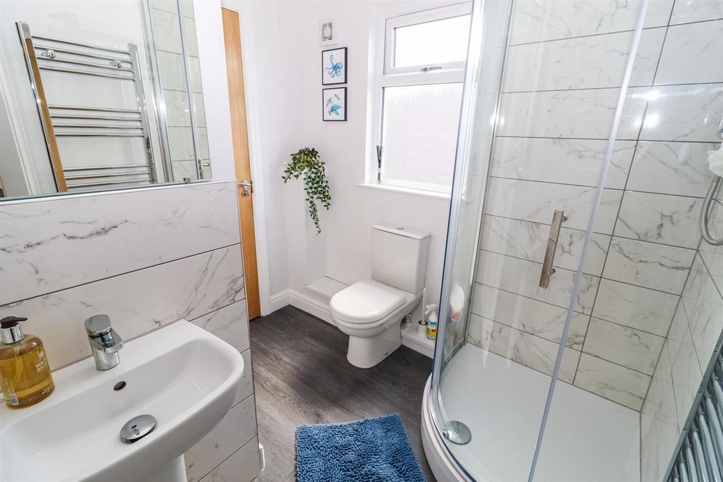 JACK &amp; JILL SHOWER ROOM/W.C.