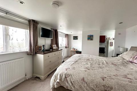 21 Hedge End, Northampton, NN4 0SW