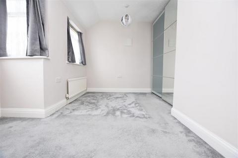 2 bedroom end of terrace house to rent, Elm Park Avenue, Hornchurch, RM12