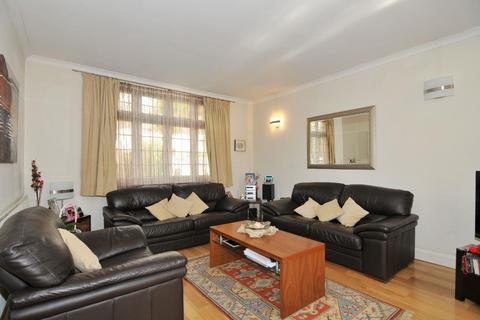 3 bedroom end of terrace house to rent, Arcadian Gardens, London N22
