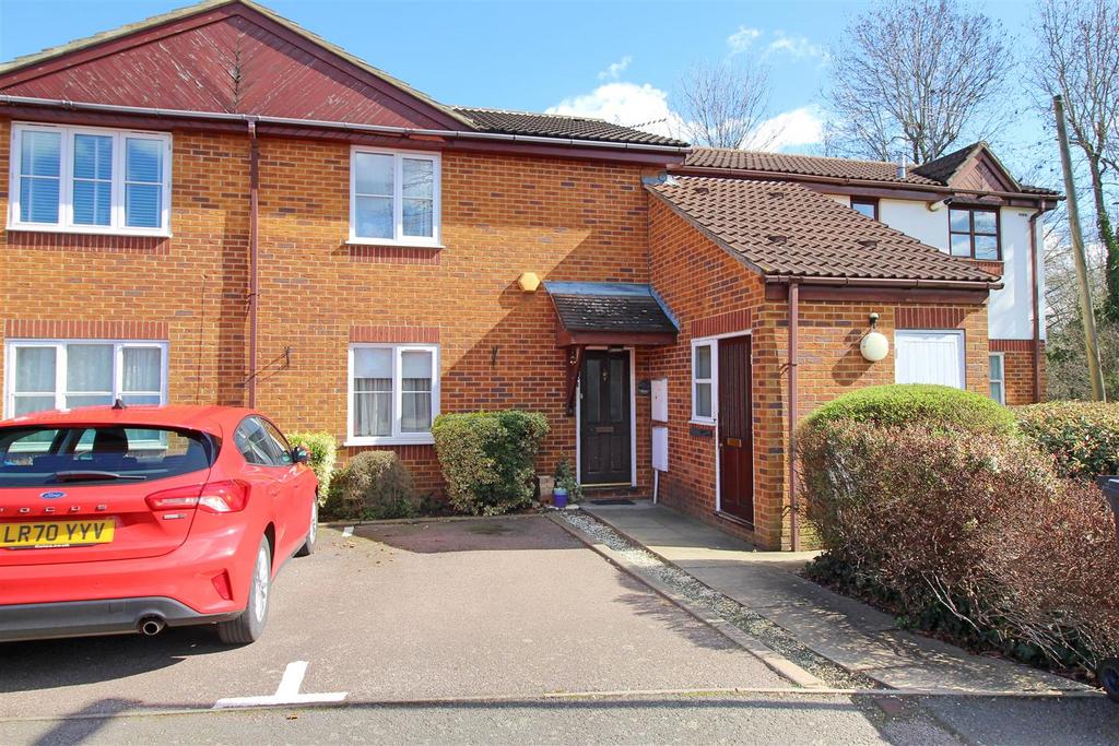 Farm Close, Borehamwood 1 bed flat £1,150 pcm (£265 pw)