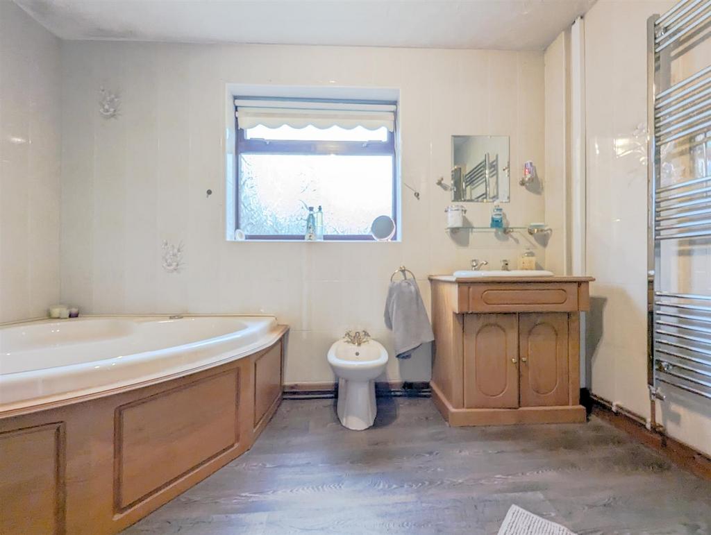 En suite main bed (2).jpg