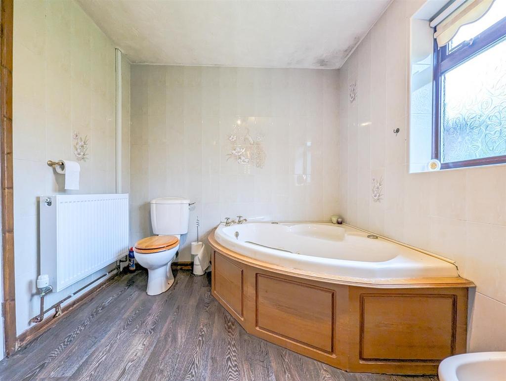 En suite main bed.jpg