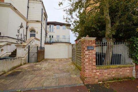 2 bedroom flat to rent, Spencer Road, Eastbourne