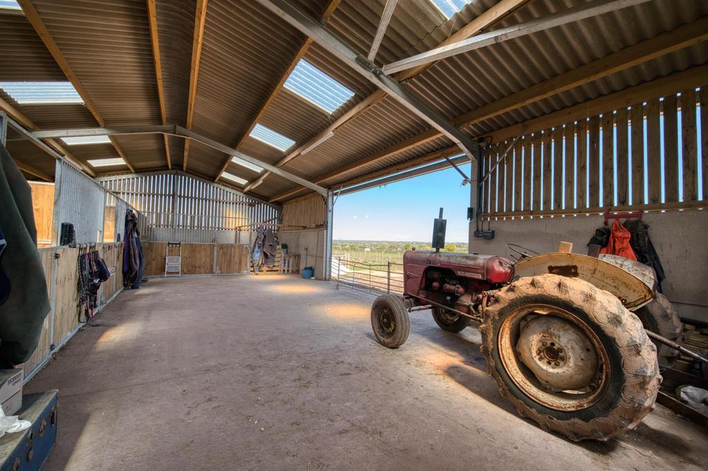 Stable block towards fields.jpg