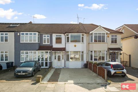 3 bedroom terraced house to rent, Amery Gardens, Romford RM2