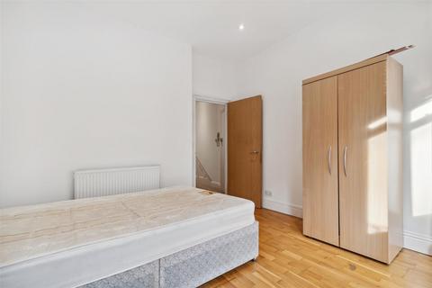 3 bedroom flat to rent, Beechdale Road, SW2