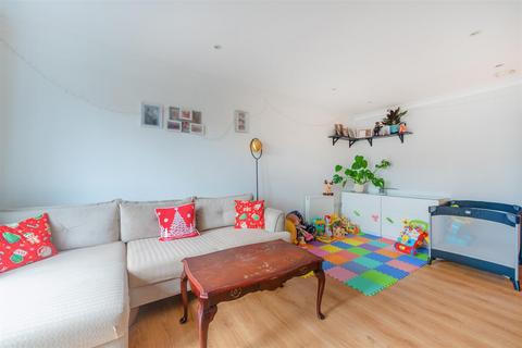 1 bedroom flat for sale, St Catherines Close, Grand Drive SW20