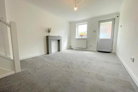 2 bedroom end of terrace house to rent, Springfield Court, Leek