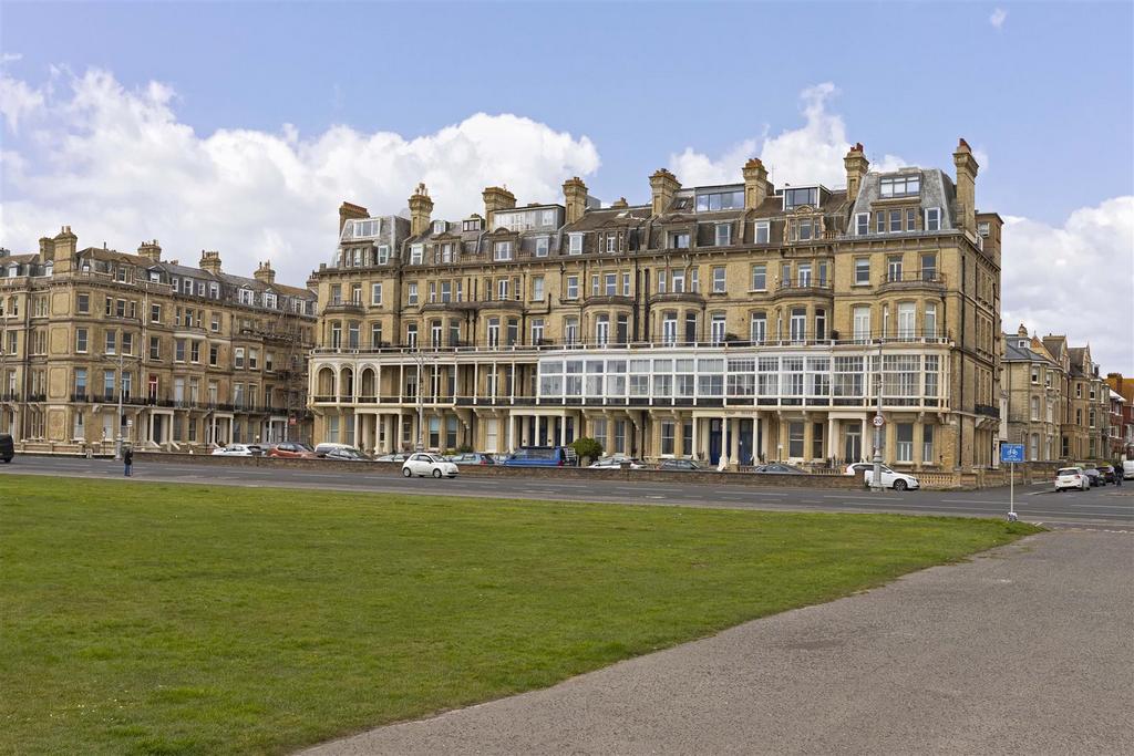 Kings Gardens, Hove 3 bed flat to rent £3,500 pcm (£808 pw)