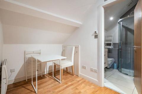 Studio to rent, Fitzjohns Avenue, Hampstead, London, NW3