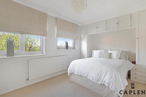 4 bedroom end of terrace house for sale, Ford End, Woodford Green