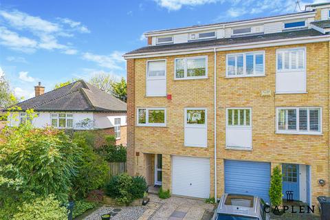 1 Ford End, Woodford Green, IG8 0EG