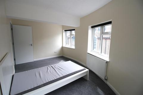 3 bedroom flat to rent, Market Parade, Havant PO9