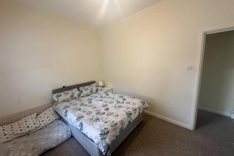 2 bedroom flat to rent, Barden Road, Tonbridge