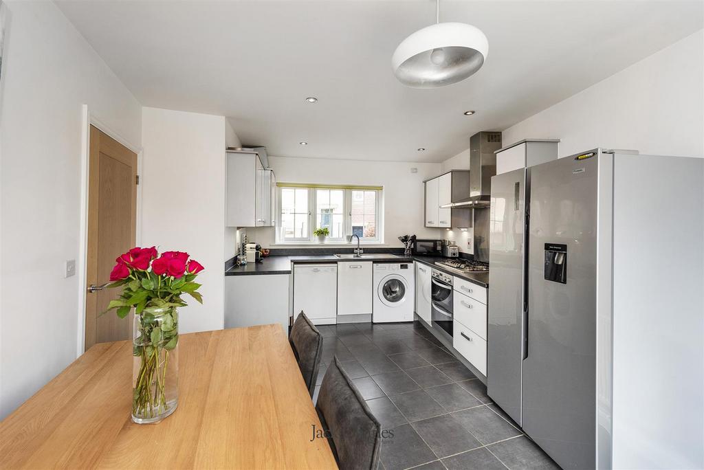 7 Taylor Close, TN9 2 FE 004.jpg