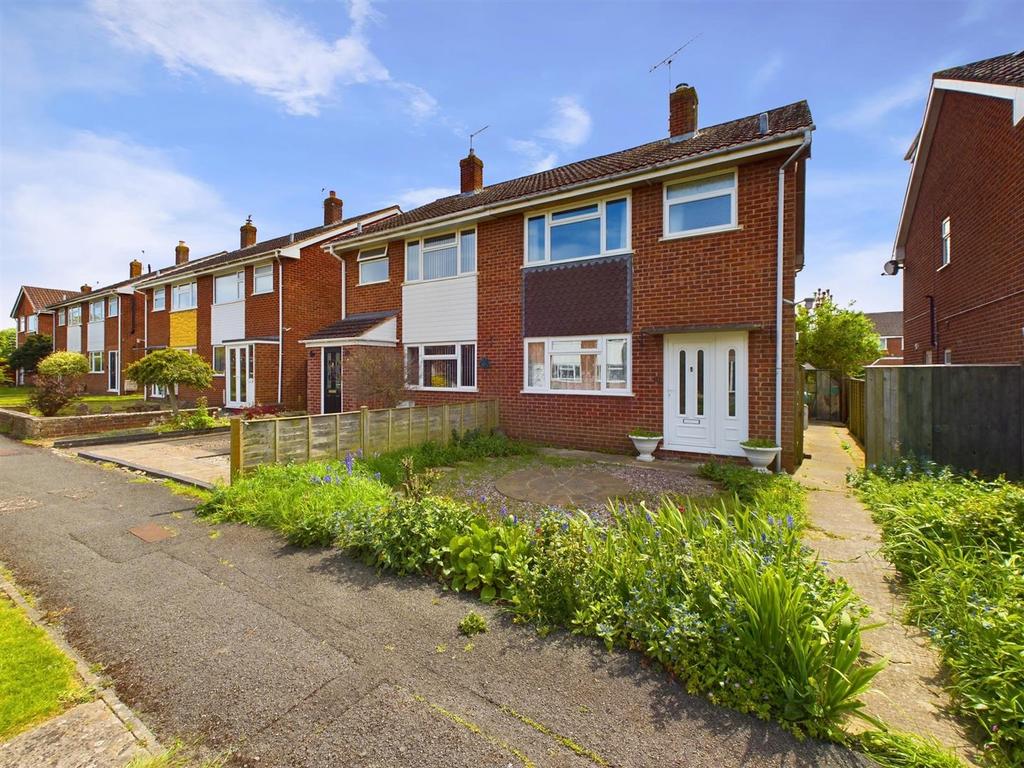 Gifford Close, Longlevens, Gloucester 3 bed semidetached house for