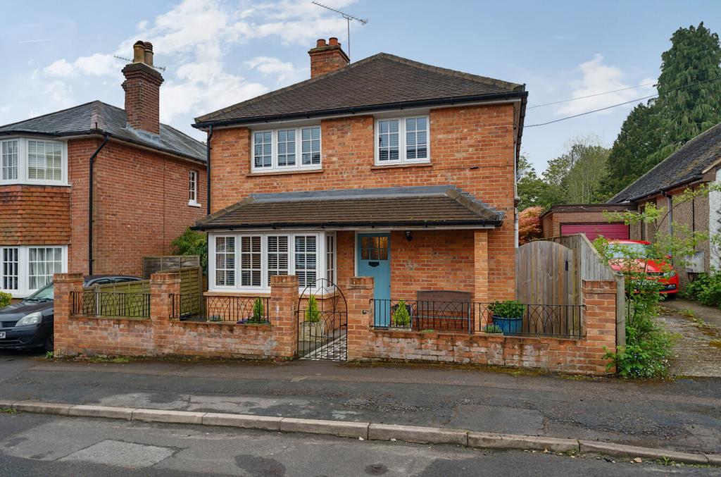 Bullers Road, Farnham, Surrey, GU9 4 bed detached house for sale £699,950