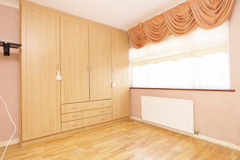 2 bedroom maisonette for sale, Erith Crescent, Collier Row, RM5