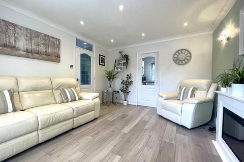 2 bedroom flat for sale, Barton Court, Clough Fold Road, Hyde