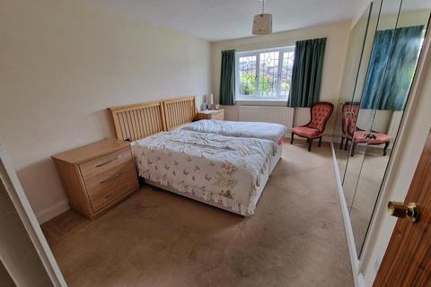 2 Maple Drive, Crewkerne, TA18 7DA