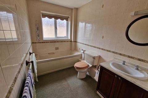 2 Maple Drive, Crewkerne, TA18 7DA