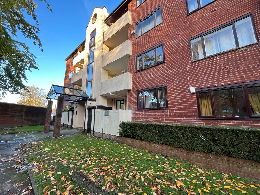 imogen-court-regents-park-salford-3-bed-flat-for-sale-160-000