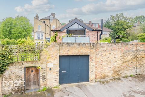 3 bedroom mews for sale, Pearcefield Avenue, London