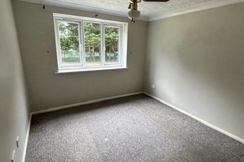 2 bedroom flat to rent, TARN HOWES CLOSE, THATCHAM RG19