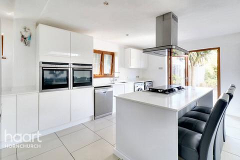 5 bedroom semi-detached house for sale, Warriner Avenue, Hornchurch