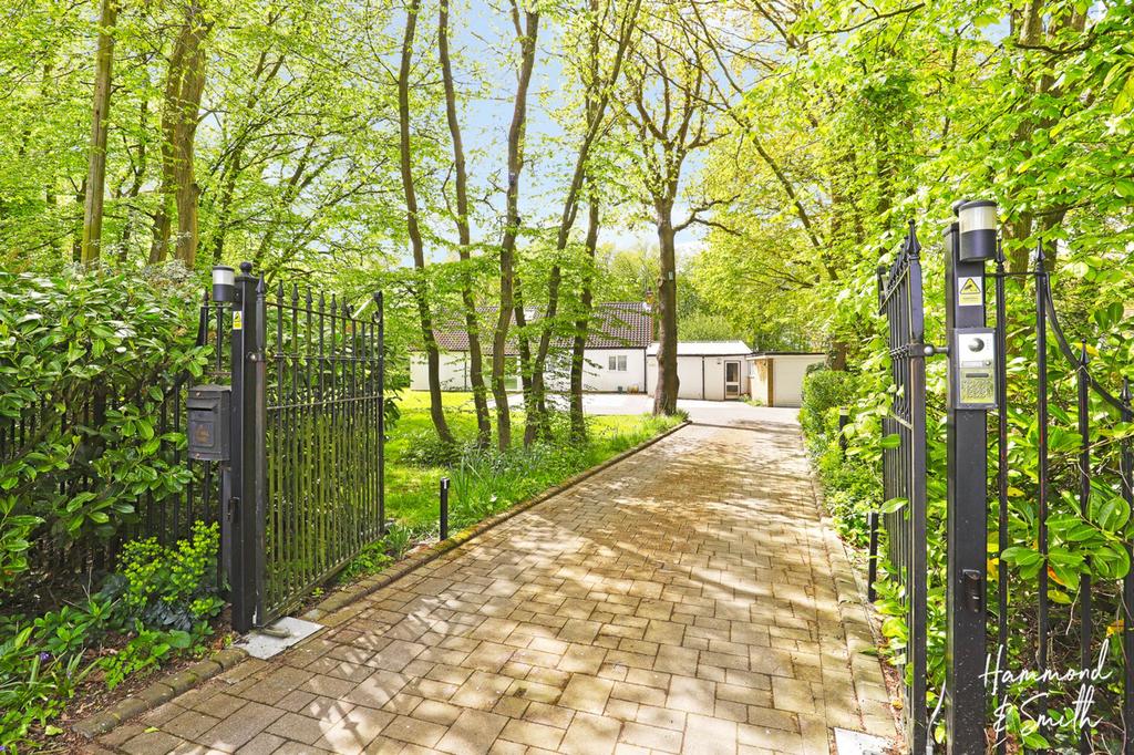 Rye Hill Road, Harlow CM18 4 bed detached bungalow for sale £775,000