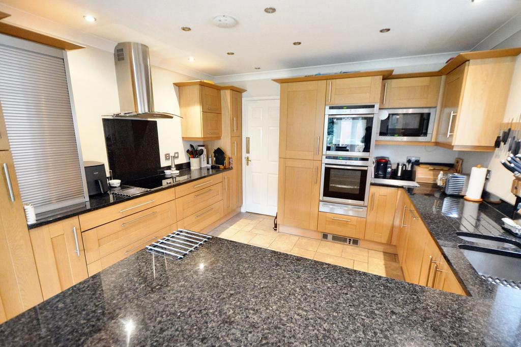 Shoebury Road, Thorpe Bay, SS1 4 bed detached house for sale £735,000