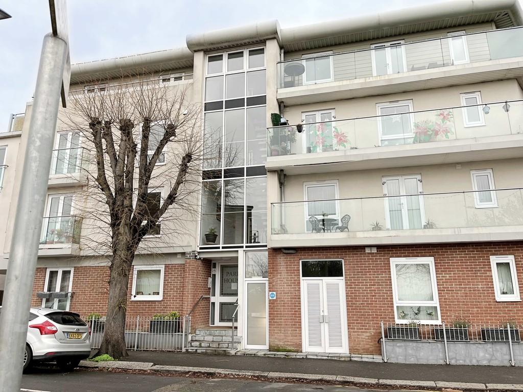 Park House, LeighonSea SS9 2 bed apartment £1,300 pcm (£300 pw)