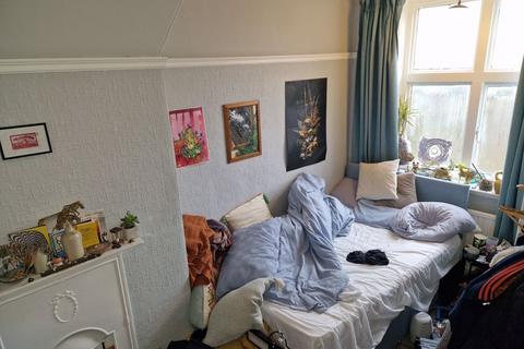 3 bedroom apartment to rent, North Grange Mount, Leeds