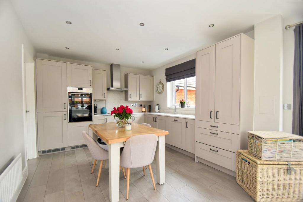 Bramling Way, Rainham, Gillingham, ME8 4 bed detached house £525,000