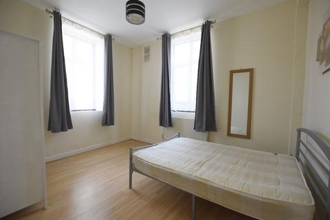 3 bedroom flat to rent, Romford Road, Forest Gate, E7