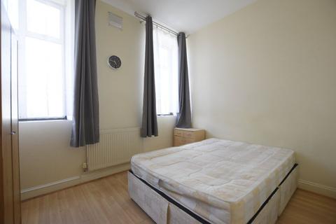 3 bedroom flat to rent, Romford Road, Forest Gate, E7