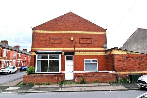 2 bedroom end of terrace house to rent, Jetson Street, Manchester