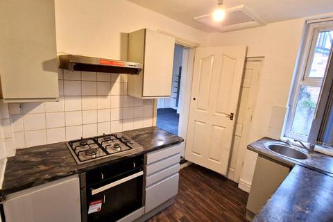 2 bedroom end of terrace house to rent, Jetson Street, Manchester