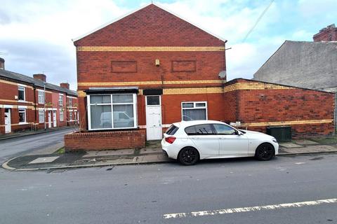 2 bedroom end of terrace house to rent, Jetson Street, Manchester