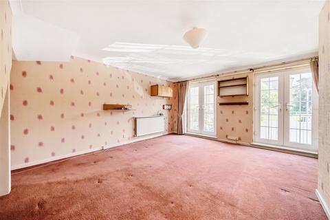 43 Selsdon Close, Surbiton, KT6 4TF