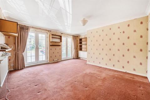 43 Selsdon Close, Surbiton, KT6 4TF