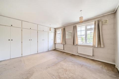 43 Selsdon Close, Surbiton, KT6 4TF