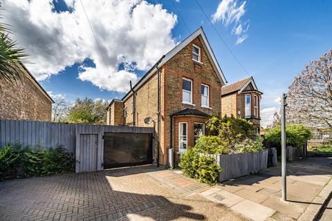 23 Dinton Road, Kingston Upon Thames, KT2 5JT