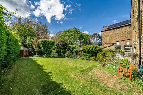 23 Dinton Road, Kingston Upon Thames, KT2 5JT