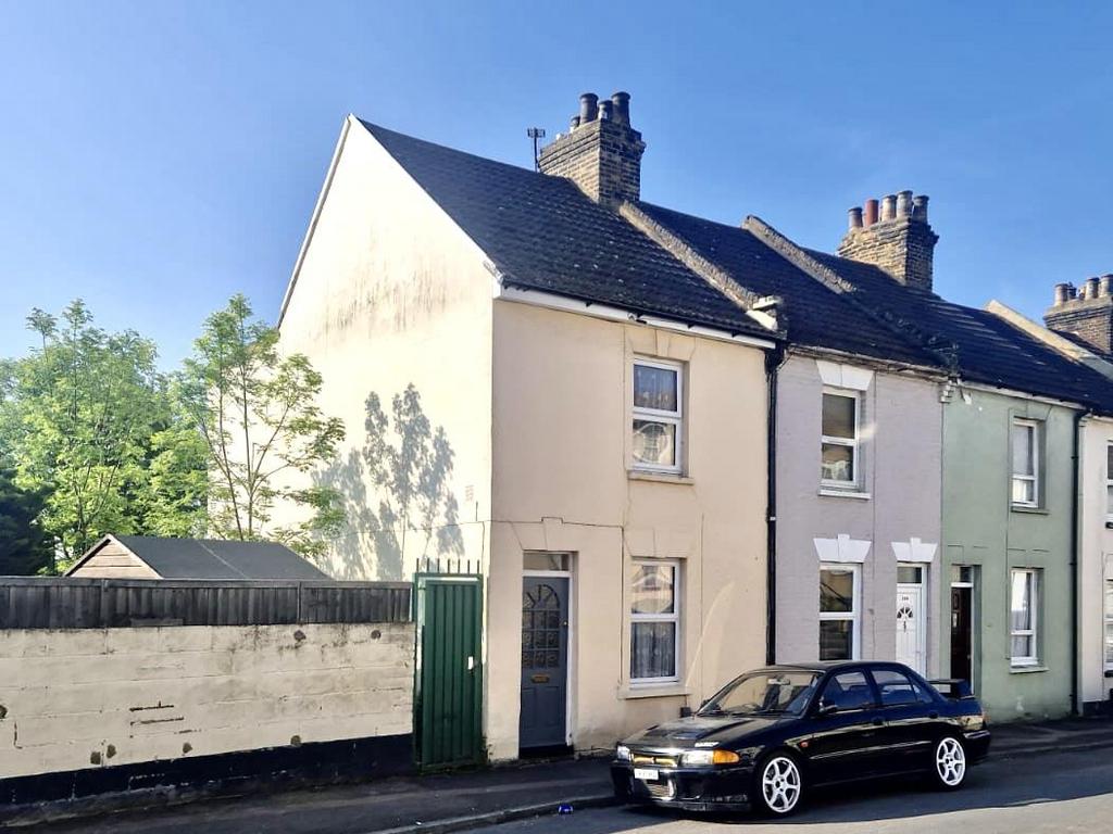 Weston Road, Strood 2 bed end of terrace house for sale £210,000