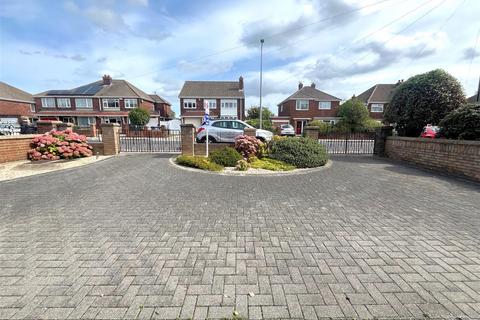 4 bedroom detached house for sale, Hardys Road, Cleethorpes, N.E. Lincs, DN35 0DW