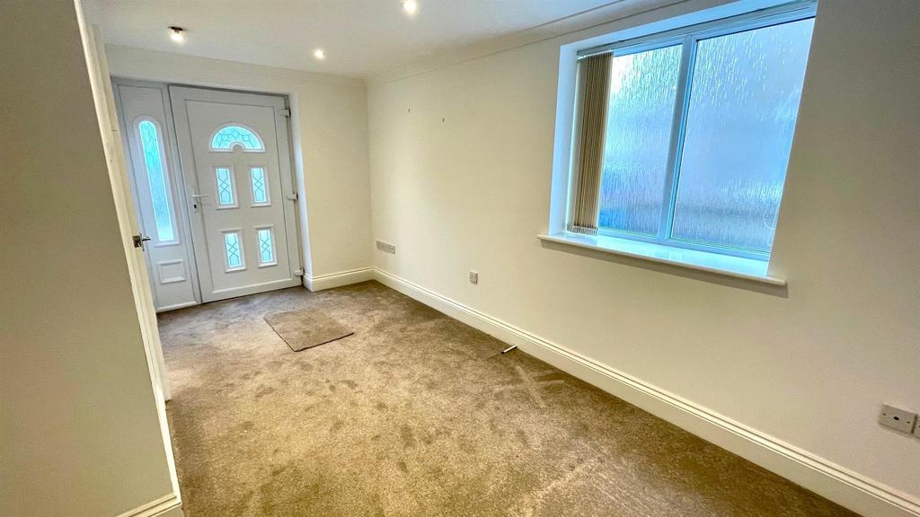L shaped bedroom 2/sitting room