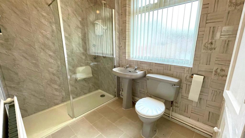 Tiled 3 piece shower room en suite